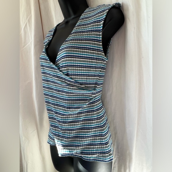 Redhaute Women's Sz M Striped Side Sweep V Neck Blouse Shades Of Blue - Picture 3 of 6